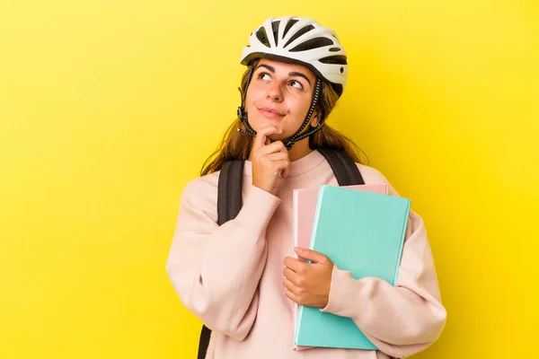 Молодая Кавказская Студентка Велосипедном Шлеме Изолированная Жёлтом Фоне Сомнительным Скептическим — стоковое фото