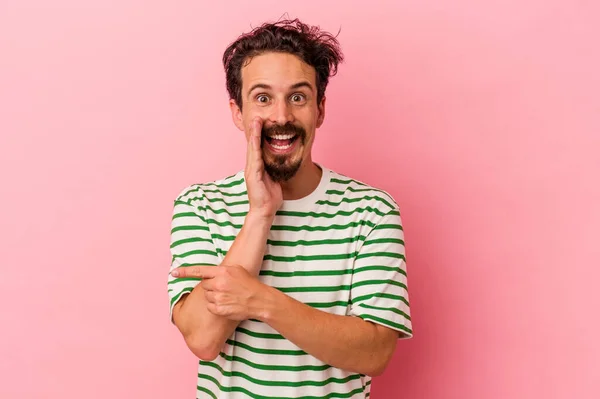 Young Caucasian Man Isolated Pink Background Saying Gossip Pointing Side — Stock Photo, Image