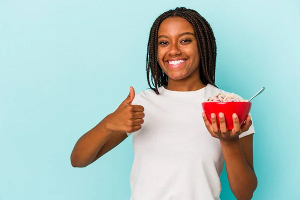 Giovane Donna Afroamericana Che Tiene Una Ciotola Cereali Isolata Sfondo — Foto Stock