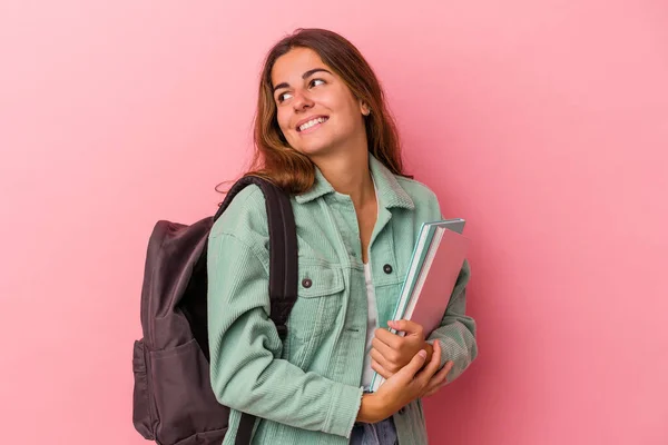 年轻的高加索女学生拿着粉红色背景的书 面带微笑 开开开心心 令人愉快 — 图库照片