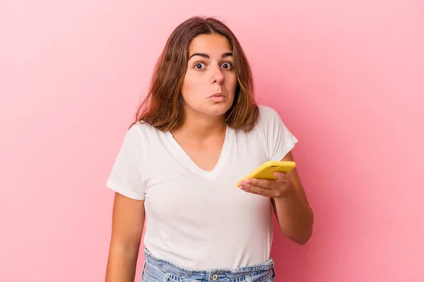 Mujer Joven Caucásica Usando Teléfono Móvil Aislado Sobre Fondo Rosa — Foto de Stock