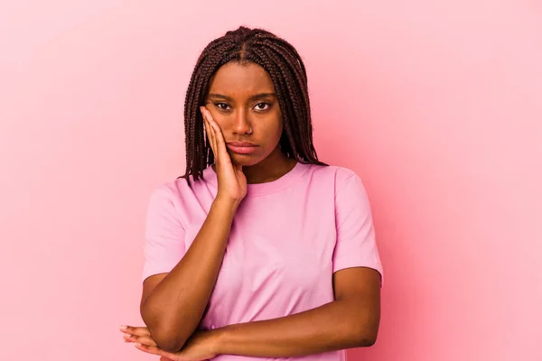 Joven Mujer Afroamericana Aislada Sobre Fondo Rosa Que Está Aburrida —  Fotos de Stock