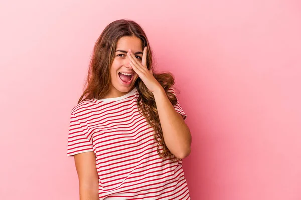 Jonge Blanke Vrouw Geïsoleerd Roze Achtergrond Knipperen Camera Door Vingers — Stockfoto