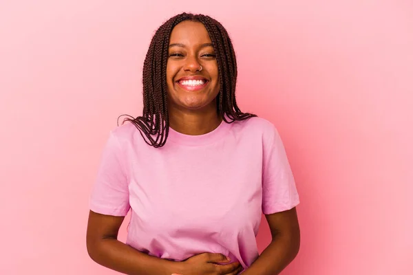 Jong Afrikaans Amerikaans Vrouw Geïsoleerd Roze Achtergrond Lachen Plezier Hebben — Stockfoto