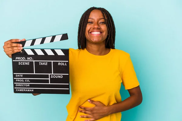 Mladá Africká Americká Žena Drží Clapperboard Izolované Modrém Pozadí Směje — Stock fotografie