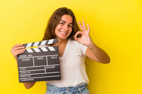 Young Caucasian Woman Holding Clapperboard Isolated Yellow Background Cheerful Confident — Stock Photo, Image