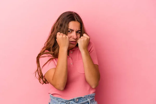 Giovane Donna Caucasica Isolata Sfondo Rosa Che Lancia Pugno Rabbia — Foto Stock