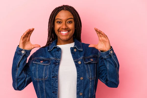 Jong Afrikaans Amerikaans Vrouw Geïsoleerd Roze Achtergrond Houden Iets Met — Stockfoto