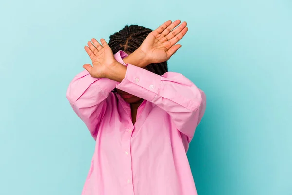 Jovem Afro Americana Isolada Sobre Fundo Azul Mantendo Dois Braços — Fotografia de Stock