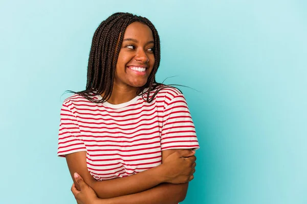 年轻的非洲裔美国女人 在蓝色背景上孤立无援 双手交叉 面带微笑 充满自信 — 图库照片