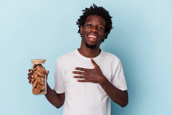 배경에 초콜릿 과자를 아프리카 미국인 남자가 가슴에 소리로 웃는다 — 스톡 사진