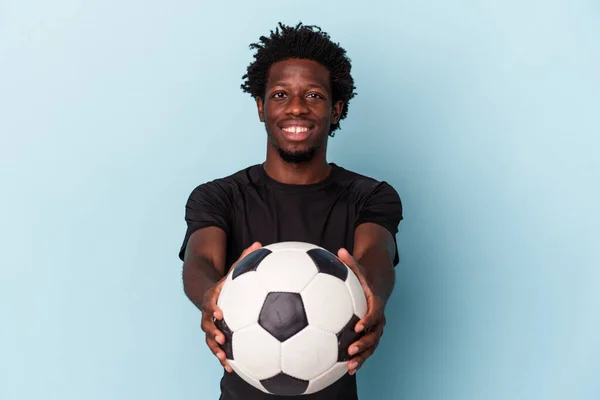 Młody Afroamerykanin Człowiek Gra Piłkę Nożną Odizolowany Niebieskim Tle — Zdjęcie stockowe