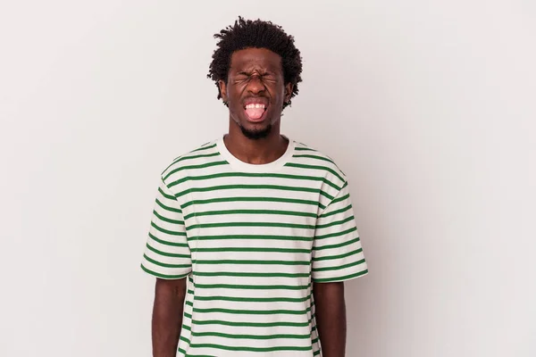 若いアフリカ系アメリカ人の男は 白の背景に面白いとフレンドリーな舌を突き出す — ストック写真