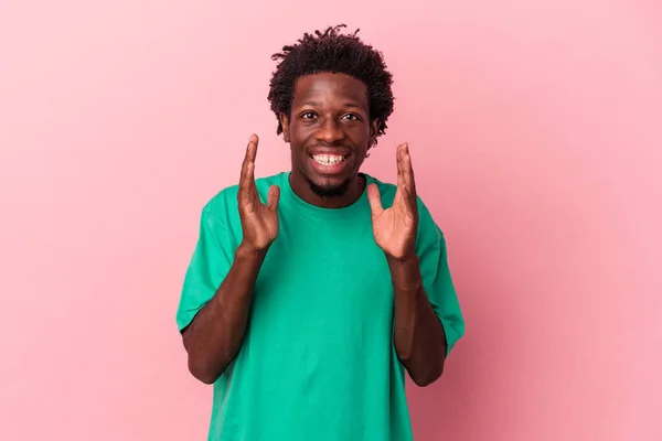 Joven Afroamericano Aislado Sobre Fondo Rosa Ríe Voz Alta Manteniendo — Foto de Stock