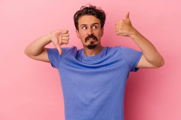 Homem Caucasiano Jovem Isolado Fundo Rosa Mostrando Polegares Para Cima — Fotografia de Stock