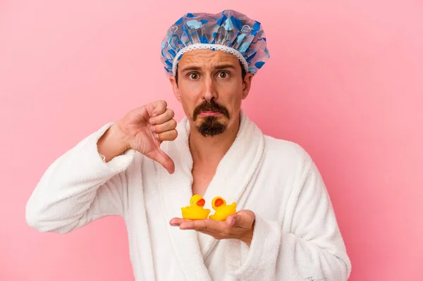 Young Caucasian Man Going Shower Rubber Ducks Isolated Pink Background — Stock Photo, Image