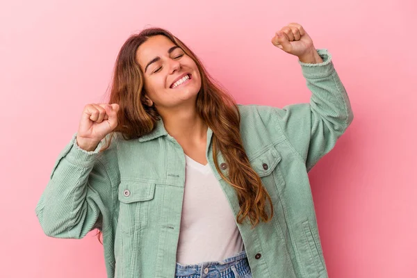 Giovane Donna Caucasica Isolata Sfondo Rosa Che Celebra Giorno Speciale — Foto Stock