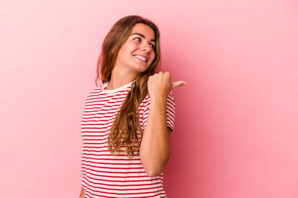Mladá Běloška Izolovaná Růžovém Pozadí Palcem Pryč Smějící Bezstarostná — Stock fotografie