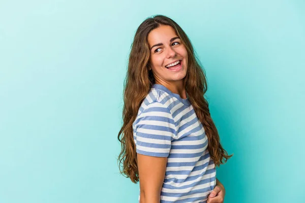 Mavi Arka Planda Soyutlanmış Genç Beyaz Kadın Gülümseyen Neşeli Keyifli — Stok fotoğraf