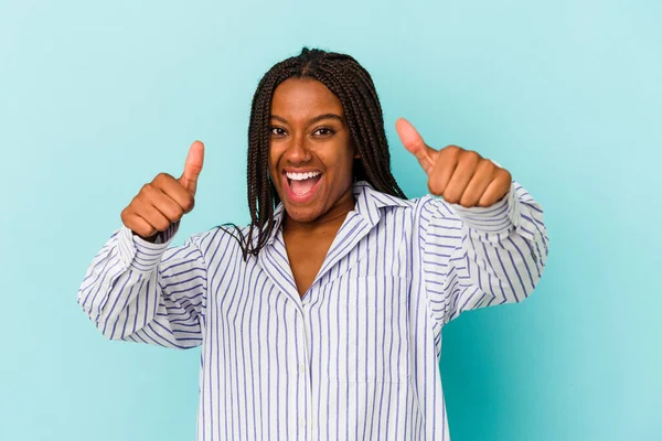 Young African American Woman Isolated Blue Background Raising Both Thumbs — Stock Photo, Image