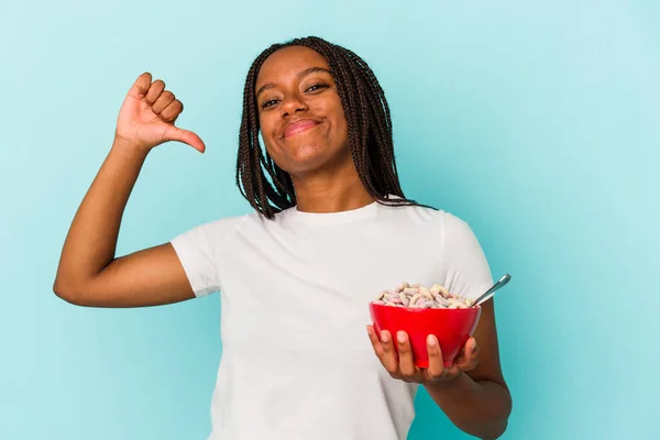 Ung Afroamerikansk Kvinna Som Håller Skål Med Spannmål Isolerad Blå — Stockfoto