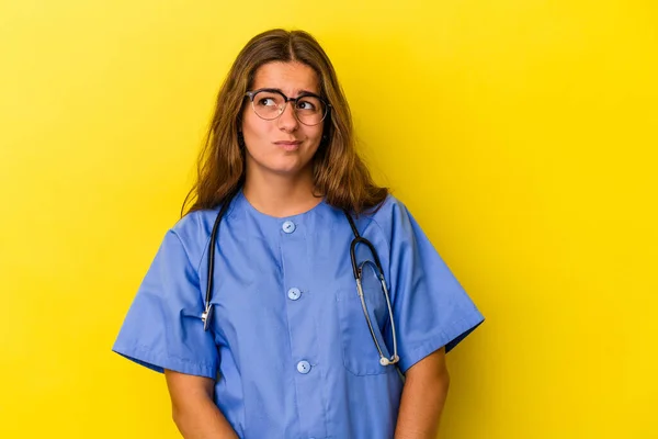 Giovane Infermiera Donna Isolata Sfondo Giallo Confuso Sente Dubbioso Insicuro — Foto Stock