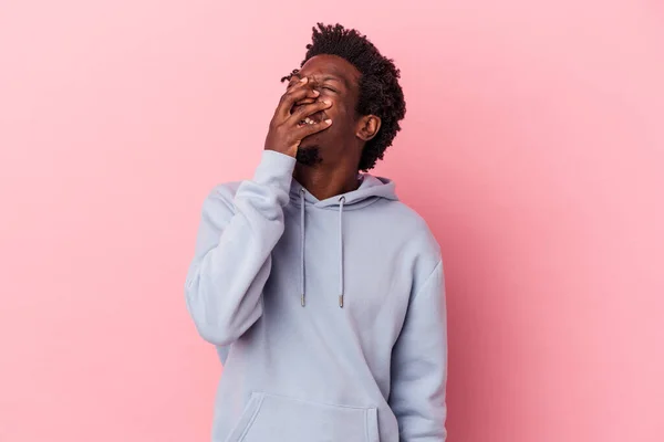 Junger Afrikanisch Amerikanischer Mann Isoliert Auf Rosa Hintergrund Lacht Glücklich — Stockfoto