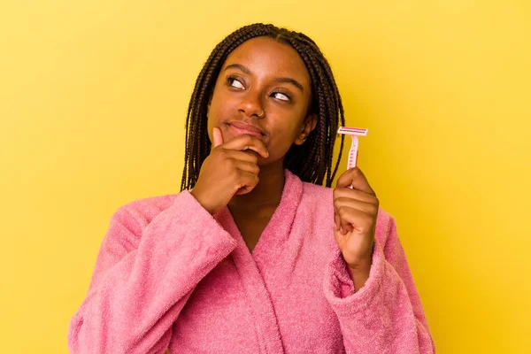 Ung Afrikansk Amerikansk Kvinna Bär Badrock Hålla Rakkniv Isolerad Gul — Stockfoto