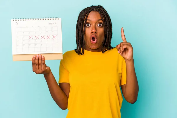 Giovane Donna Afroamericana Possesso Calendario Isolato Sfondo Blu Avendo Qualche — Foto Stock
