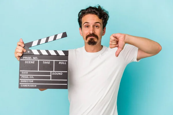 Young Caucasian Man Holding Clapperboard Isolated Blue Background Showing Dislike — Stock Photo, Image