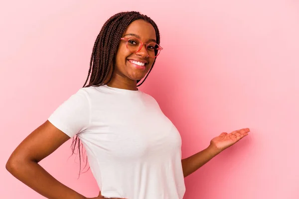 Giovane Donna Afroamericana Isolata Sfondo Rosa Mostrando Espressione Benvenuto — Foto Stock