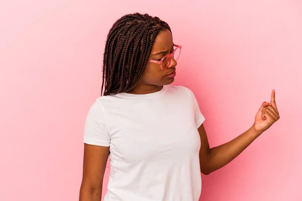 Mladá Africká Americká Žena Izolované Růžovém Pozadí Ukazuje Prstem Vás — Stock fotografie