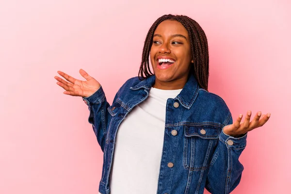 年轻的非洲裔美国女人在粉红的背景上孤立无援 开怀大笑 幸福的概念 — 图库照片