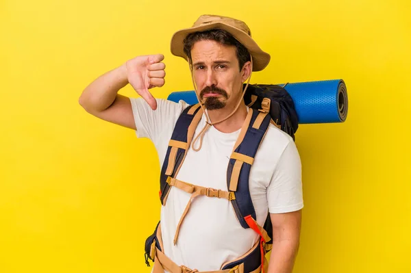 Homem Jovem Caminhante Caucasiano Isolado Fundo Amarelo Mostrando Gesto Antipatia — Fotografia de Stock