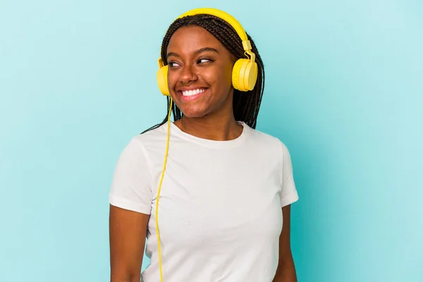 Genç Afrikalı Amerikalı Kadın Mavi Arka Planda Izole Edilmiş Müzik — Stok fotoğraf