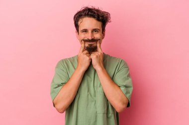 Pembe arka planda izole edilmiş beyaz bir adam iki seçenek arasında şüphe duyuyor..