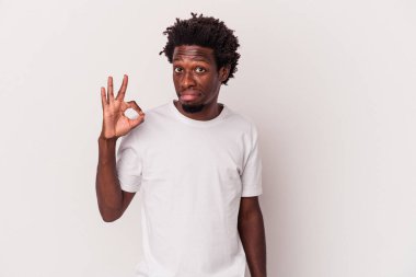 Beyaz arka planda izole edilmiş genç bir Afrikalı Amerikalı göz açıp kapayıncaya kadar iyi bir jest yapıyor..