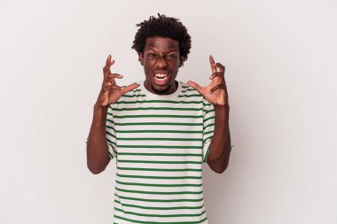 Genç Afrikalı Amerikalı adam beyaz arka planda izole edilmiş öfkeyle bağırıyor..