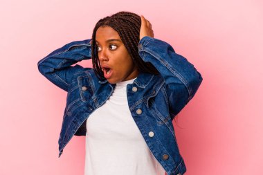 Genç Afrikalı Amerikalı kadın pembe arka planda izole edilmiş bağırıyor, çok heyecanlı, tutkulu, bir şeyden memnun..