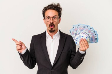 Elinde banknotlar tutan genç beyaz arka planda izole edilmiş beyaz bir adam.