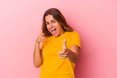 Pembe arka planda soyutlanmış beyaz bir kadın. Önü işaret eden neşeli gülümsemeler..