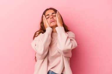 Pembe arka planda yalnız kalmış, ağlayan ve sızlanan beyaz bir kadın..