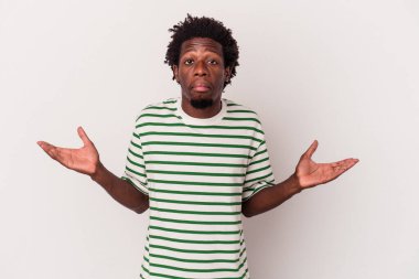 Genç Afrikalı Amerikalı, beyaz arka planda izole edilmiş. Sorgulama sırasında omuz silkiyor ve şüphe ediyor..