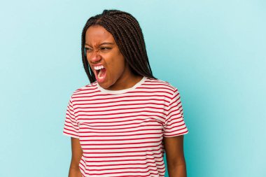 Genç Afrikalı Amerikalı kadın mavi arka planda izole edilmiş çok kızgın, öfkeli, hayal kırıklığına uğramış.