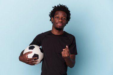 Amerikan futbolu oynayan genç Afro-Amerikalı adam mavi arka planda izole bir şekilde seni işaret ediyor. Sanki seni davet ediyormuş gibi..