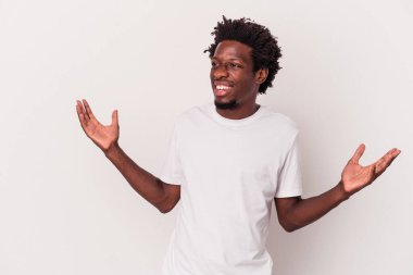 Genç Afrikalı Amerikalı bir adam beyaz arka planda neşeli bir şekilde gülüyor. Mutluluk kavramı.