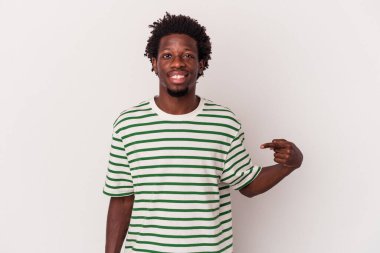 Genç Afro-Amerikan adam beyaz arka planda izole edilmiş. Elle bir gömlek fotokopi alanını gösteriyor. Gururlu ve kendinden emin.