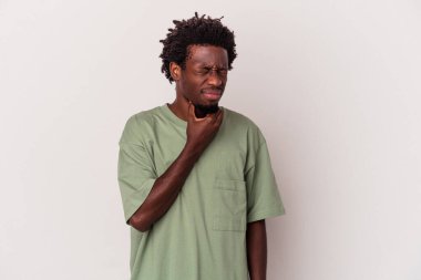 Beyaz arka planda izole edilmiş genç Afrikalı Amerikalı bir adam virüs ya da enfeksiyon yüzünden boğazında acı çekiyor..