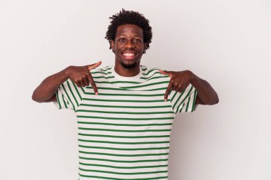 Beyaz arka planda izole edilmiş genç Afro-Amerikan erkekleri parmakları aşağıda, olumlu hisler.