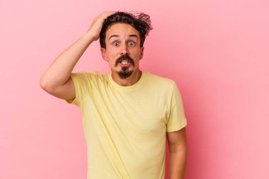 Pembe arka planda izole edilmiş genç beyaz adam şok geçiriyordu, önemli bir buluşmayı hatırladı..